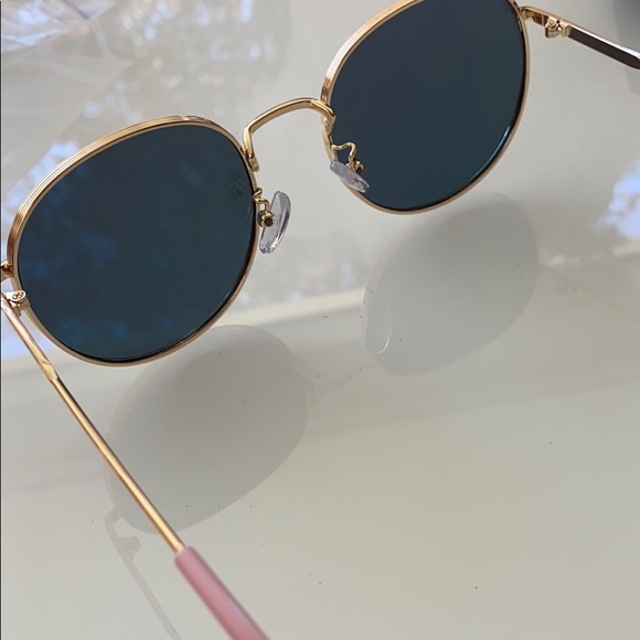 Sunglasses with case - Picture 9 of 9